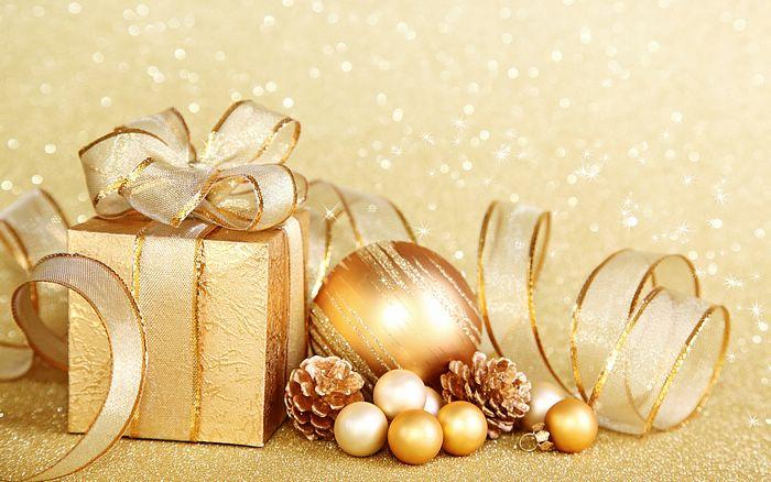 Golden_christmas_baubles_and_presents_004008.jpg